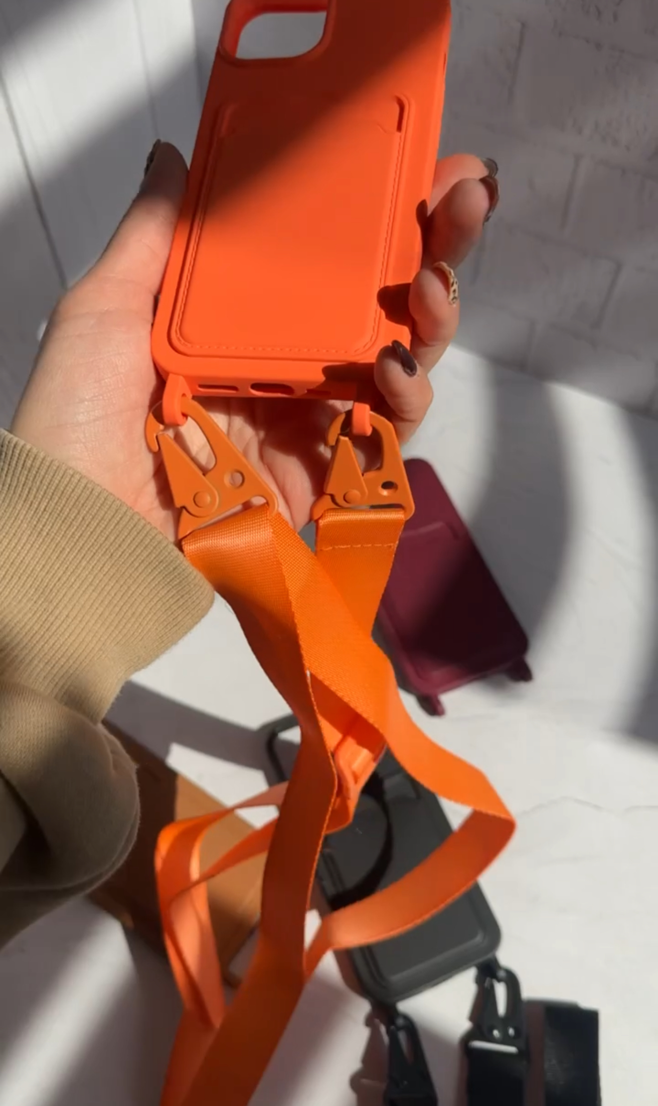 قاب سیلیکونی جاکارتی بنددار لاکچری آیفون 13 / آیفون13 / iphone13 / iphone 13 رنگ نارنجی