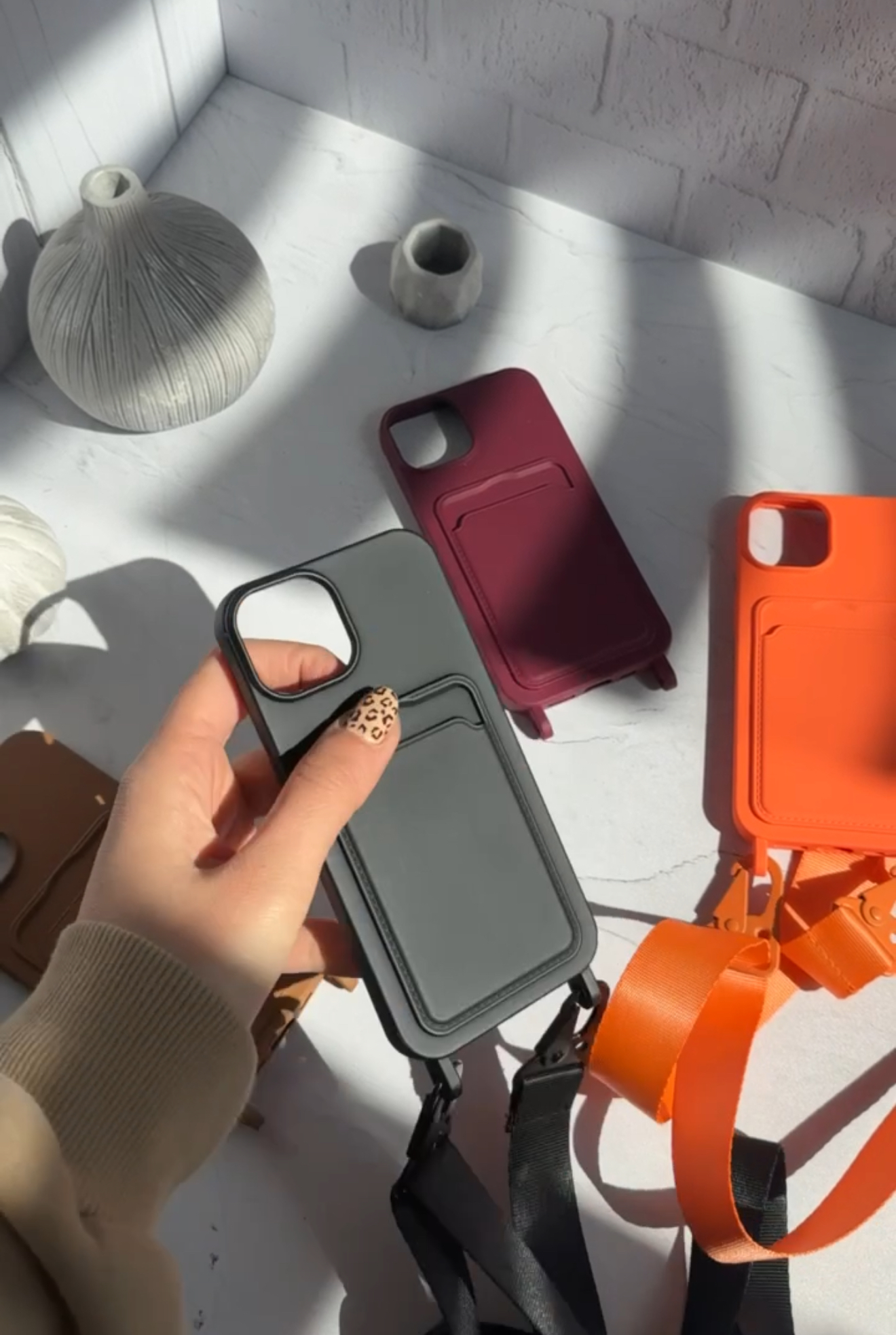 قاب سیلیکونی جاکارتی بنددار لاکچری آیفون 13 / آیفون13 / iphone13 / iphone 13 رنگ زرشکی