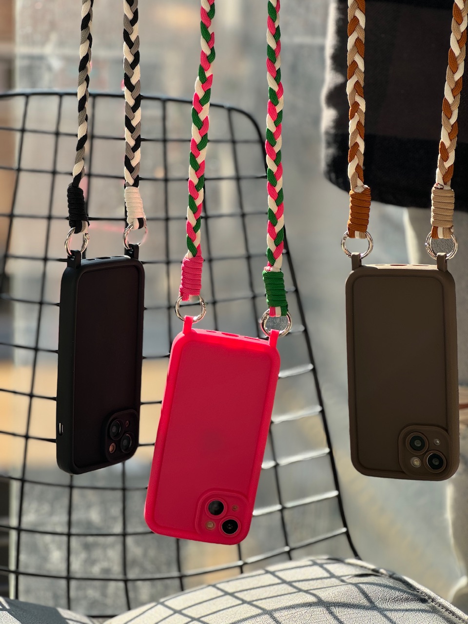 قاب کاور گارد قهوه ای مردانه سولید با بند طنابی بلند آیفون۱2 / آیفون ۱2 / iphone 12 / iphone12  / 12 رنگ قهوه ای