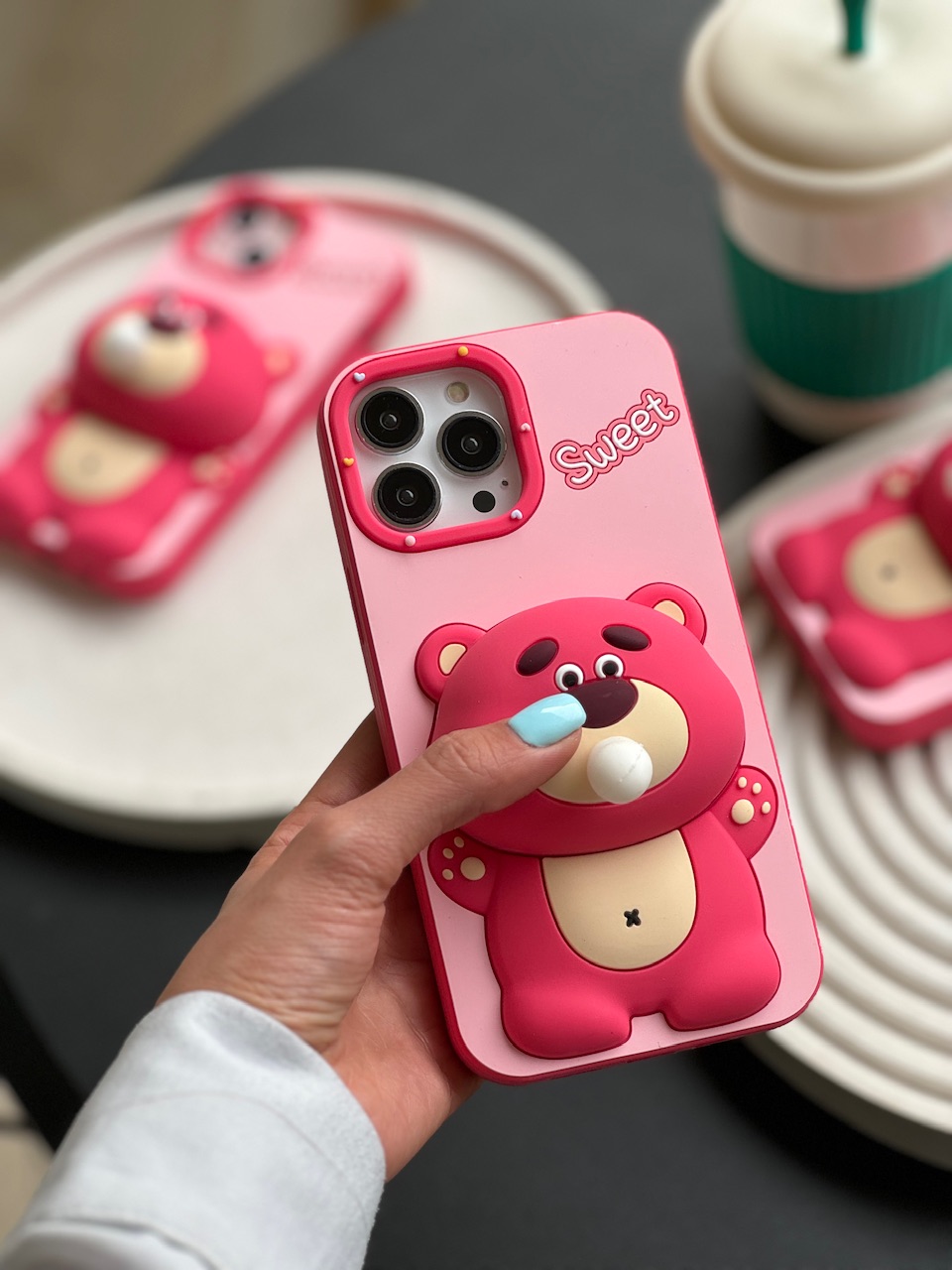 قاب فانتزی عروسکی آدامس بادکنکی Lotso قرمز صورتی آیفون 13 پرومکس / 13پرومکس / iphone 13 promax / iphone13promax مشترک با 14پرومکس  و 15پرومکس
