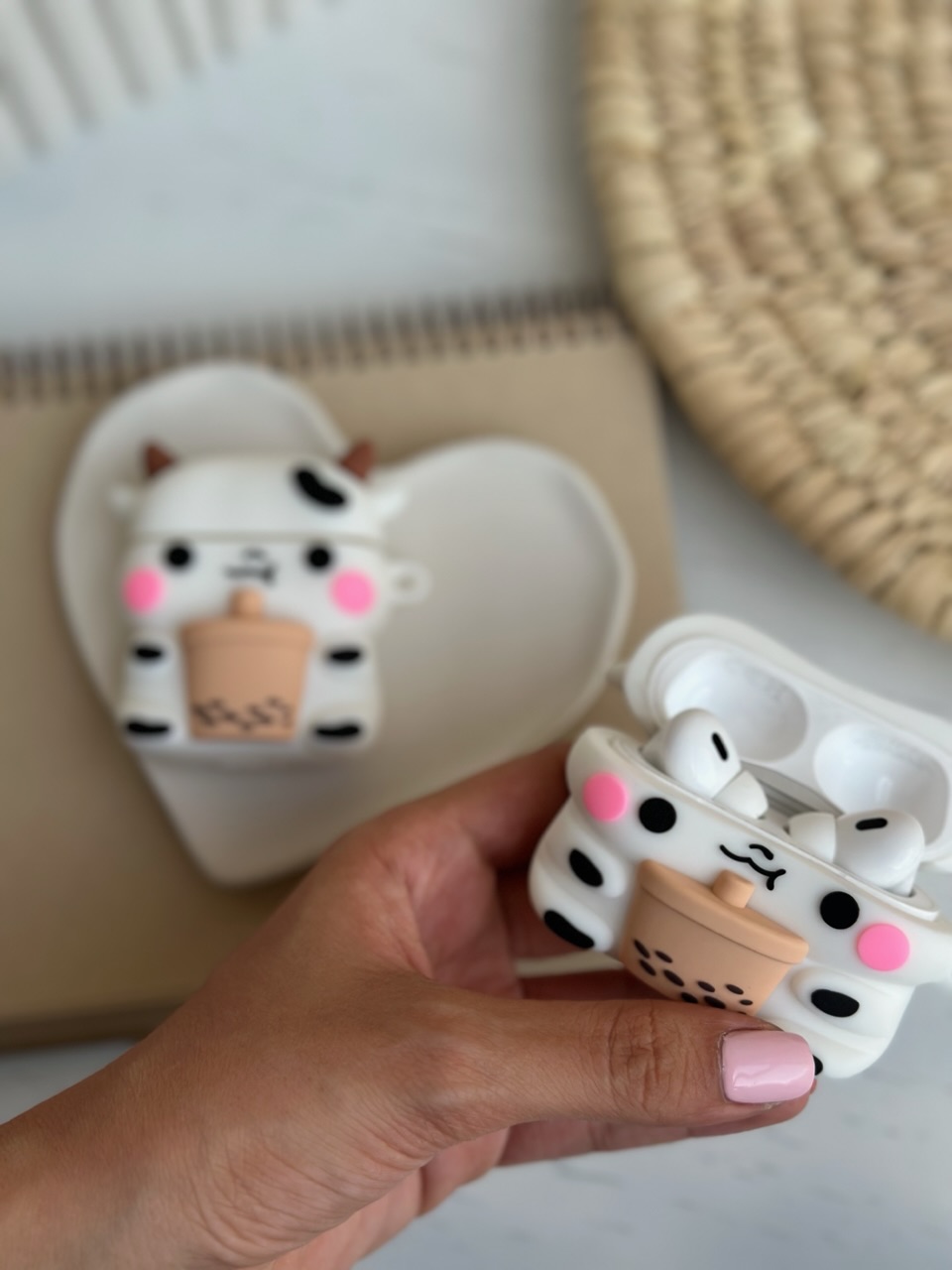 کاور ایرپاد پرو و ایرپاد پرو۲ مشترک / Airpods pro / pro2 طرح Baby Cow دخترانه بچه گاو