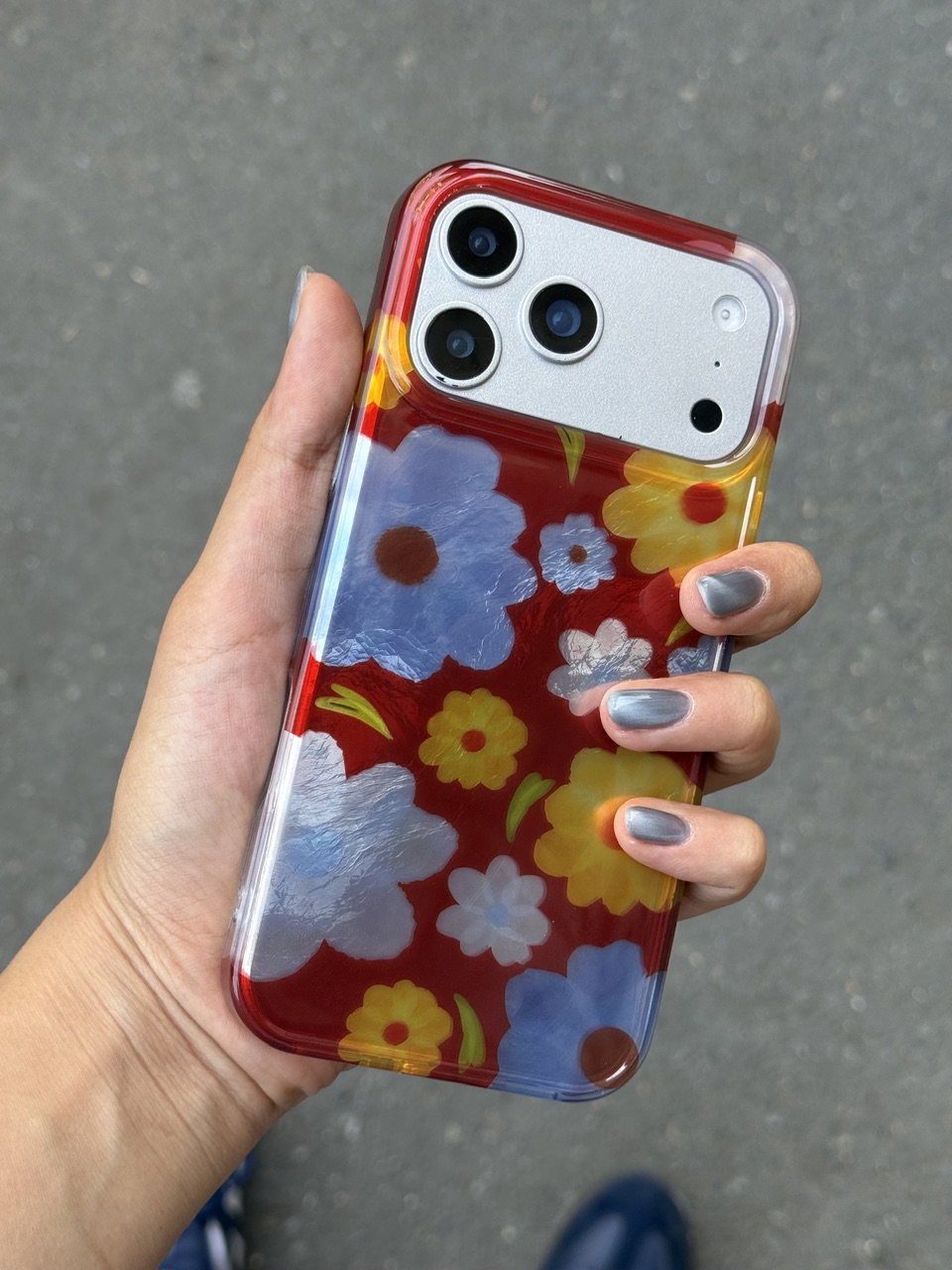 قاب کاور گارد گل قرمز و آبی flower red blue آیفون۱۷پرومکس/ آیفون ۱۷پرومکس / iphone17promax / iphone 17promax